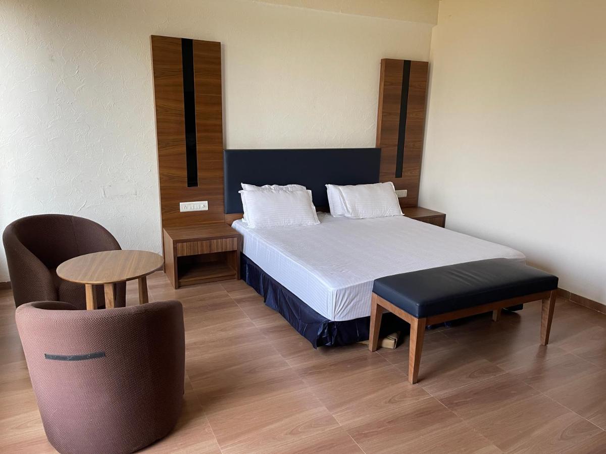 Heaven 7 Hotel & Resort Himatnagar Exterior foto